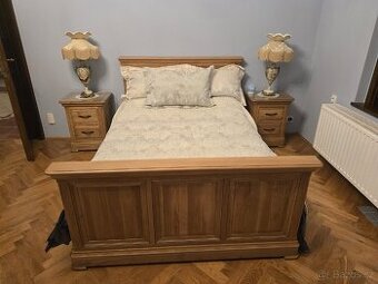 Dubova postel s nocnimi stolky