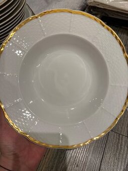 Talíře se zlatým okrajem