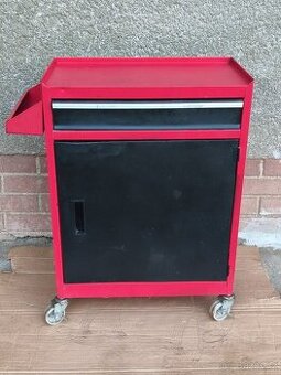 Prodám menší Mobilní skříňku na nářadí se skříňkou a zásuvko