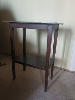 Starý, dřevěný stolek