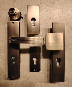 Bezpečnostní kování na dveře.Roteč-72mm.