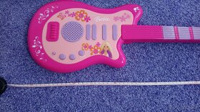 růžová hrací kytara