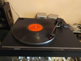 Gramofon Yamaha P-220