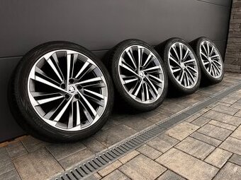 Originál Škoda Superb 235/40 r19