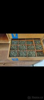 Dílenská skříň se zásuvkami