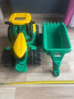 Dětský traktor s vlečkou