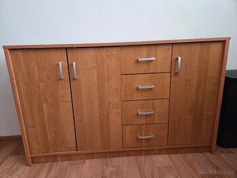Dřevěná komoda