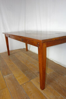 Jídelní stůl exotické dřevo