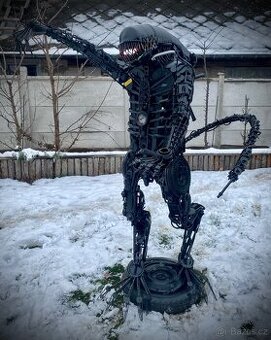 Socha Vetřelce z kovu