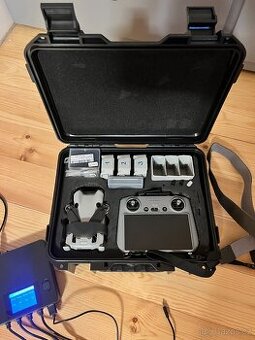 DJI Mini 4 Pro Fly Moore Combo + RC2 + něco navíc