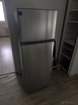 Kombinovaná šedá lednice s mrazakem