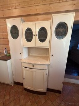 Starý kuchyňský kredenc / příborník – masiv, dekorované sklo