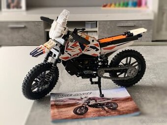 Kopie stavebnice Lego KTM 790 Adventure (složený stav)