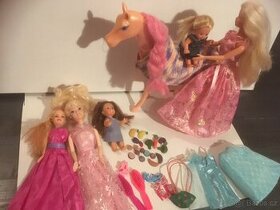 Koník, oblečení a jídlo pro barbie