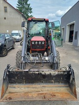 Traktor s čelním nakladačem