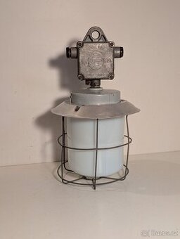 pěkný industriální lustr s mřížkou