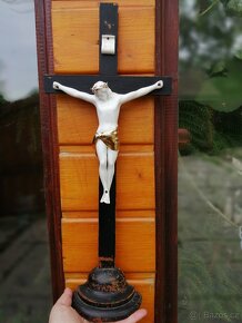 Starožitný kříž s Kristem