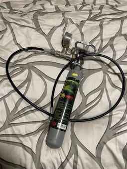 Lahev CO2 s manometrem a hadicí s rychlospojkou