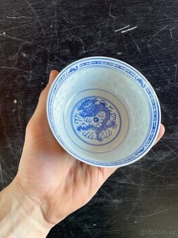 Tradiční čínská porcelánová miska s motivem draka