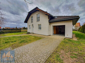 Pronájem hezkého rodinného domu (196 m2) se zahradou, Praha