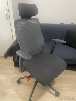 Ergonomická kancelářská židle s opěrkou hlavy – použitá