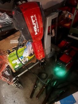 Hilti te 3000 AVR zánovní stav 20h bouracího času + 6 oškrtů