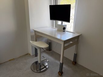 Dětská / studentská pracovna –zakřivený monitor MSI -židle