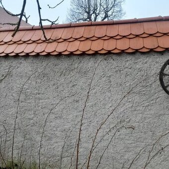 Pěkné bobrovky a hřebeny cca 10 let na střeše