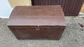 Stará dřevěná truhla ve velmi dobrém stavu