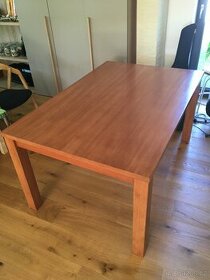 Jídelní stůl