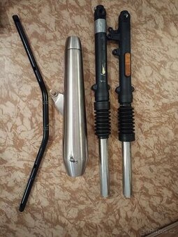 Poškozené díly po nehodě Triumph street twin 900