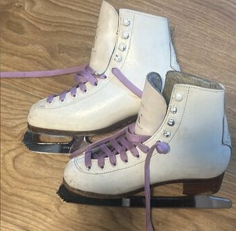 Dívčí lední brusle 32