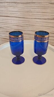 Prodám sklenice na víno z modrého kobaltového skla