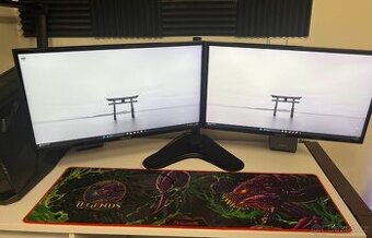 2x Samsung monitory společně s držákem - 1