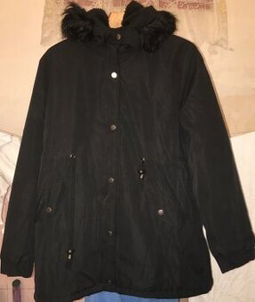 Zimní černá bunda s kožíškem