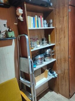 dřevěný regál z masivu