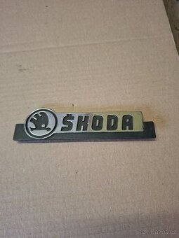 Nápis ŠKODA na přední masku na Š Rapid, 130,120