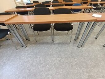 Stoly a židle ze školících místností