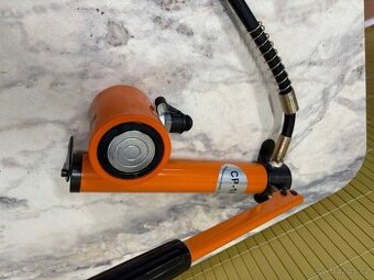 Hydraulická ručni pumpa (102)