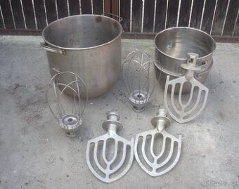 Příslušenství k robotu. Digitální váha. Nářezový stroj.