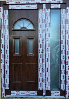 VCHODOVÉ PLASTOVÉ DVOUKŘÍDLÉ DVEŘE