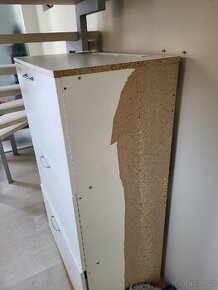 Skříň s šuplatama