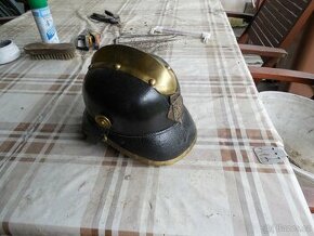 Stará hasičská helma s ČSR znakem 1.republika-luxus