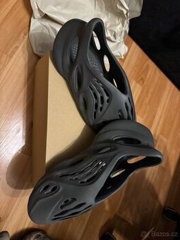 Yeezy Foam RNNR Carbon vel. 44,5