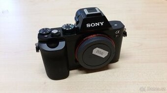 Sony alpha 7r včetně dvou objektivů, stativu, batohu atd.
