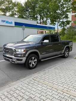 DODGE RAM Laramie 5.7 V8 HEMI—2020—KŮŽE—LED světla —95.000km