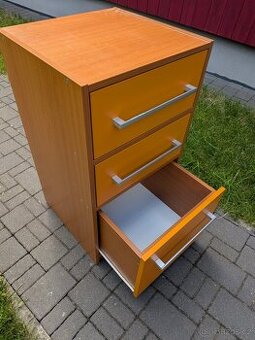 Skříňka oranžová