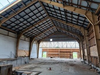 Hala 15+3m přesah z každé strany x 54m x 7m.