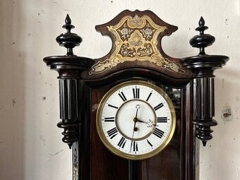 Vykládané hodiny okolo roku 1860.