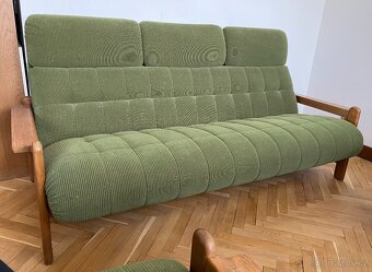 Retro sedací souprava z 80. let – zelený manšestr, dřevo